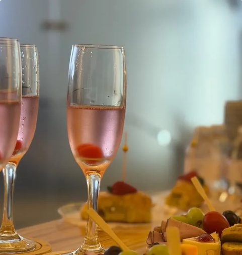 Brindis en el evento Glow & Flow